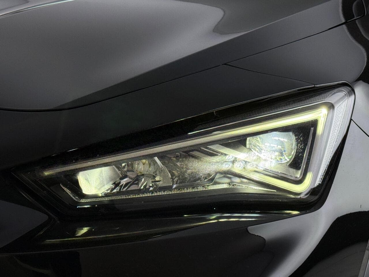 CUPRA Formentor thumbnail Lights Front