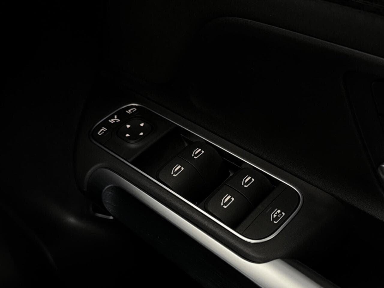 Mercedes-Benz GLB thumbnail Misc Controls
