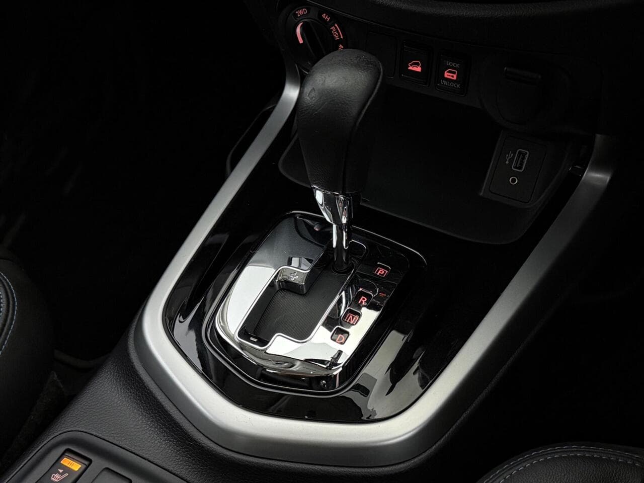 Nissan Navara thumbnail Interior Front