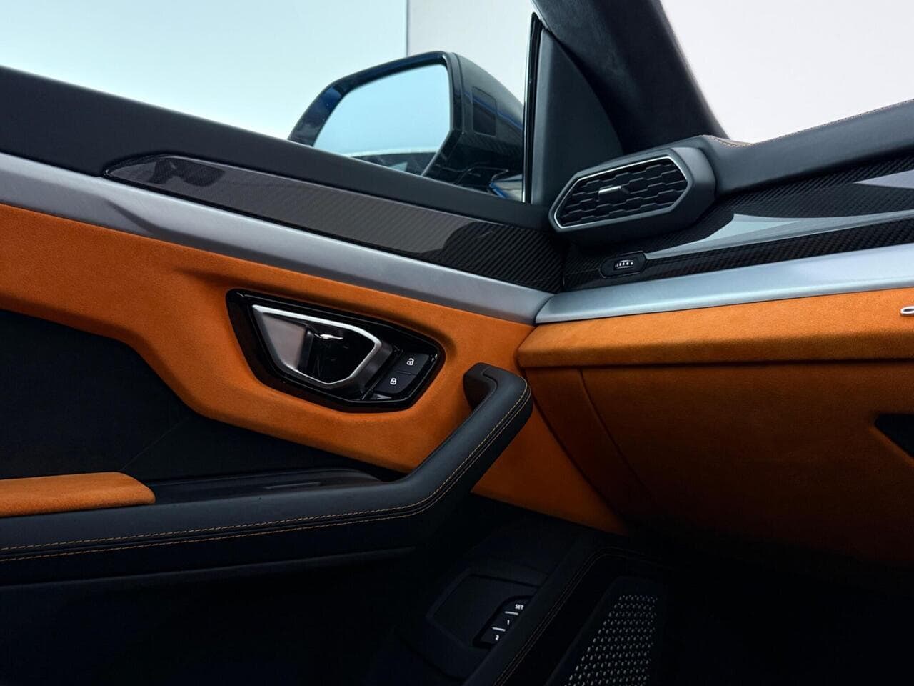 Lamborghini Urus thumbnail Door Interior