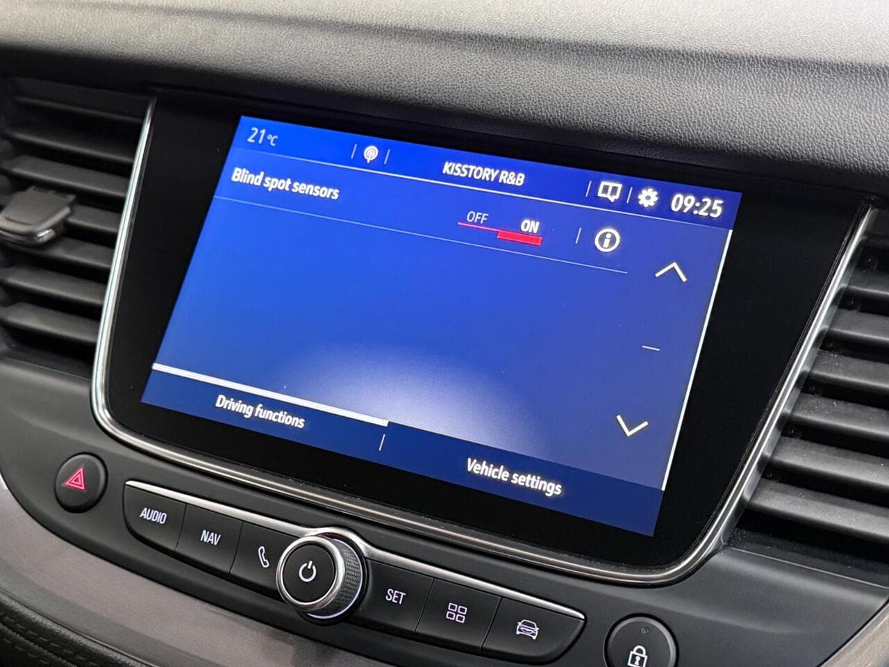 Vauxhall Grandland X thumbnail Infotainment System