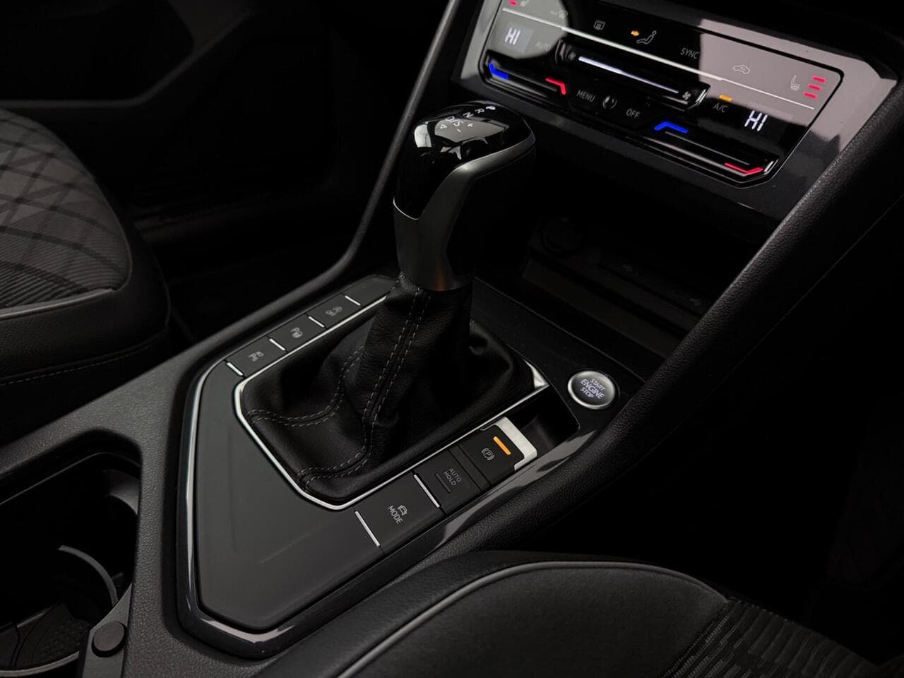 Volkswagen Tiguan thumbnail Interior Front