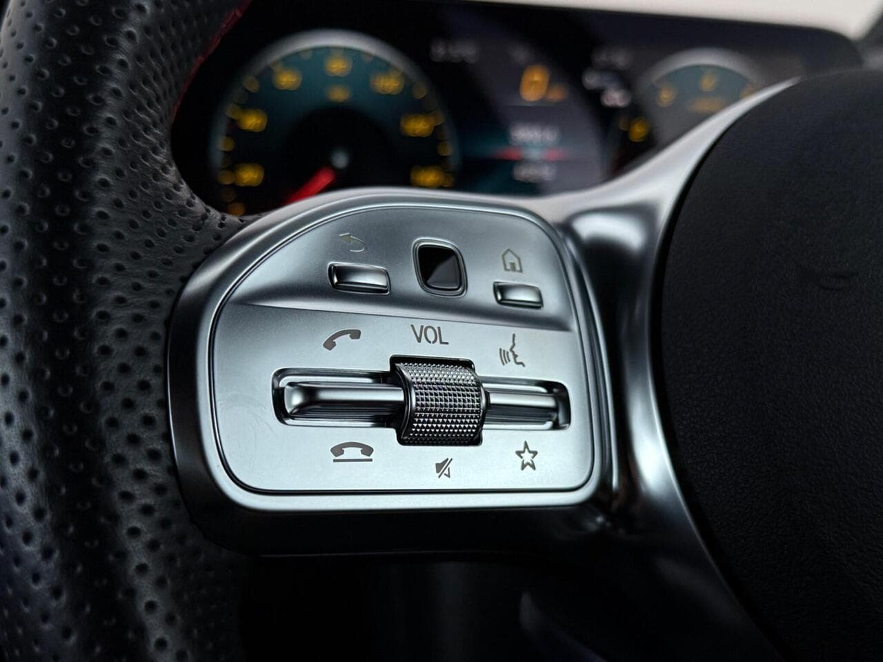 Mercedes-Benz CLA thumbnail Misc Controls