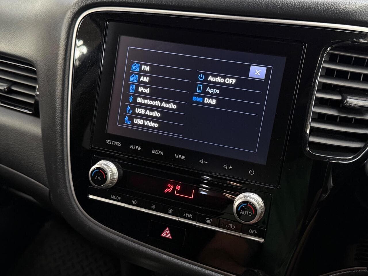 Mitsubishi Outlander thumbnail Infotainment System