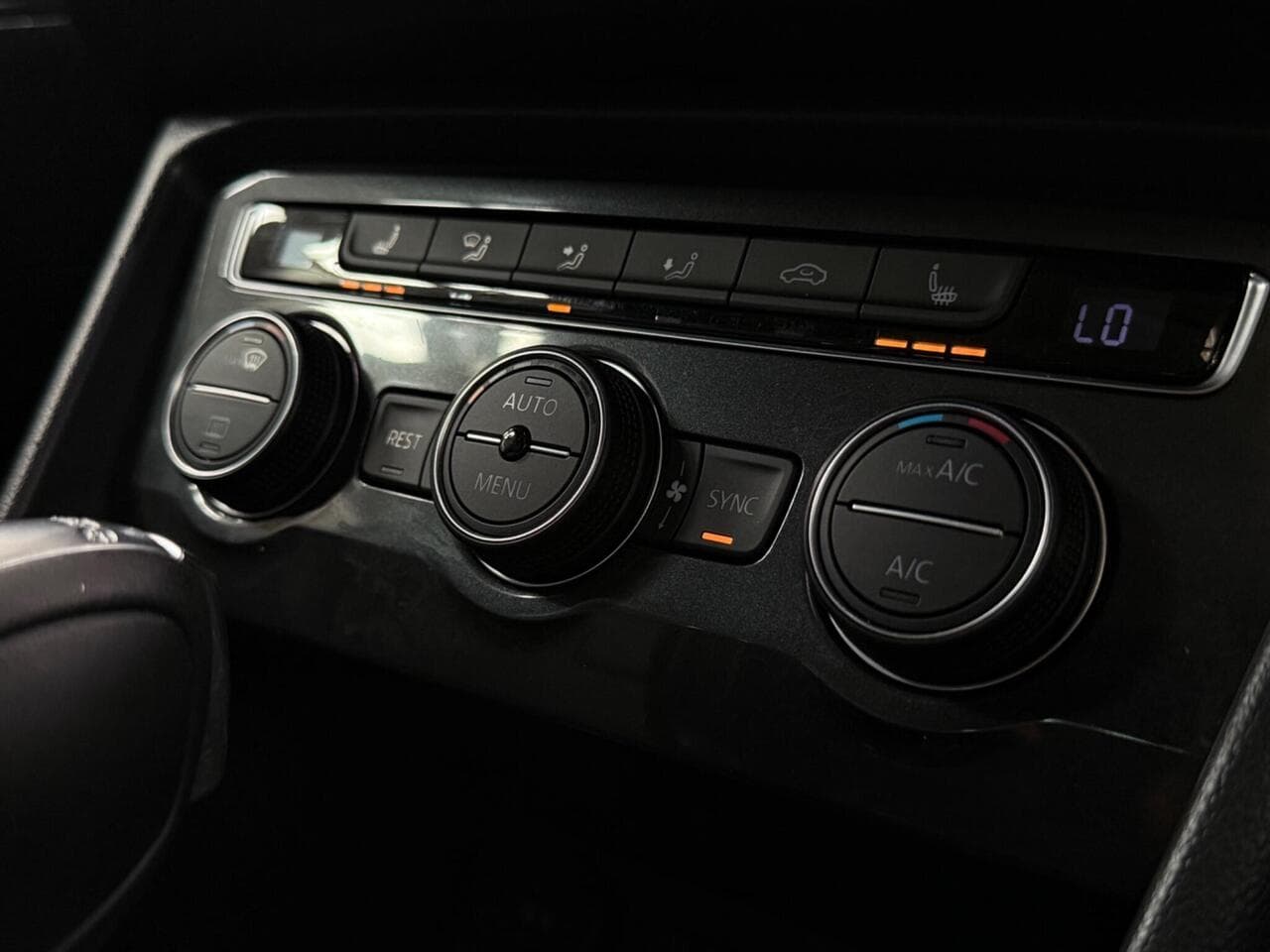 Volkswagen Tiguan thumbnail Interior Front