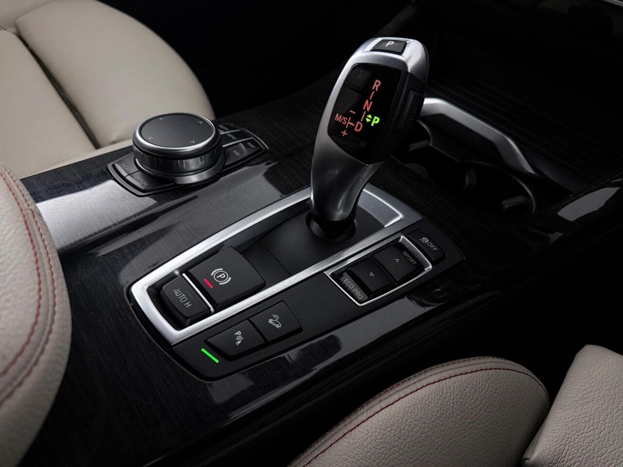 BMW X4 thumbnail Interior Front