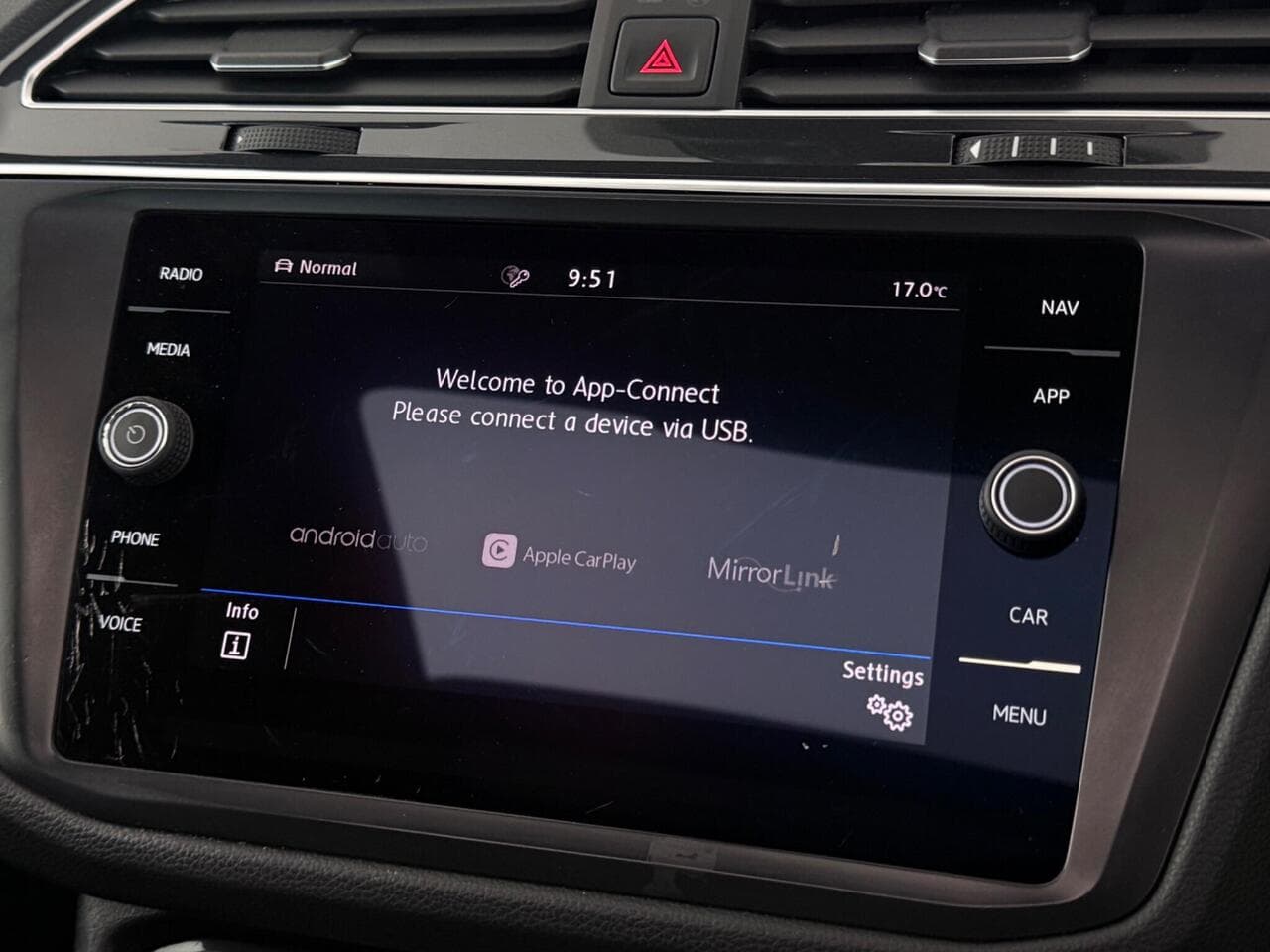 Volkswagen Tiguan thumbnail Infotainment System