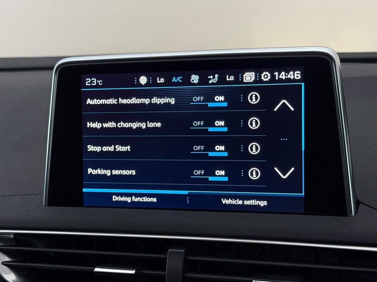 Peugeot 5008 thumbnail Infotainment System