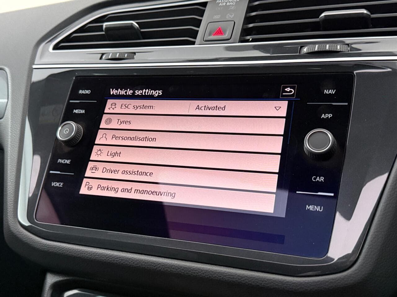 Volkswagen Tiguan thumbnail Infotainment System