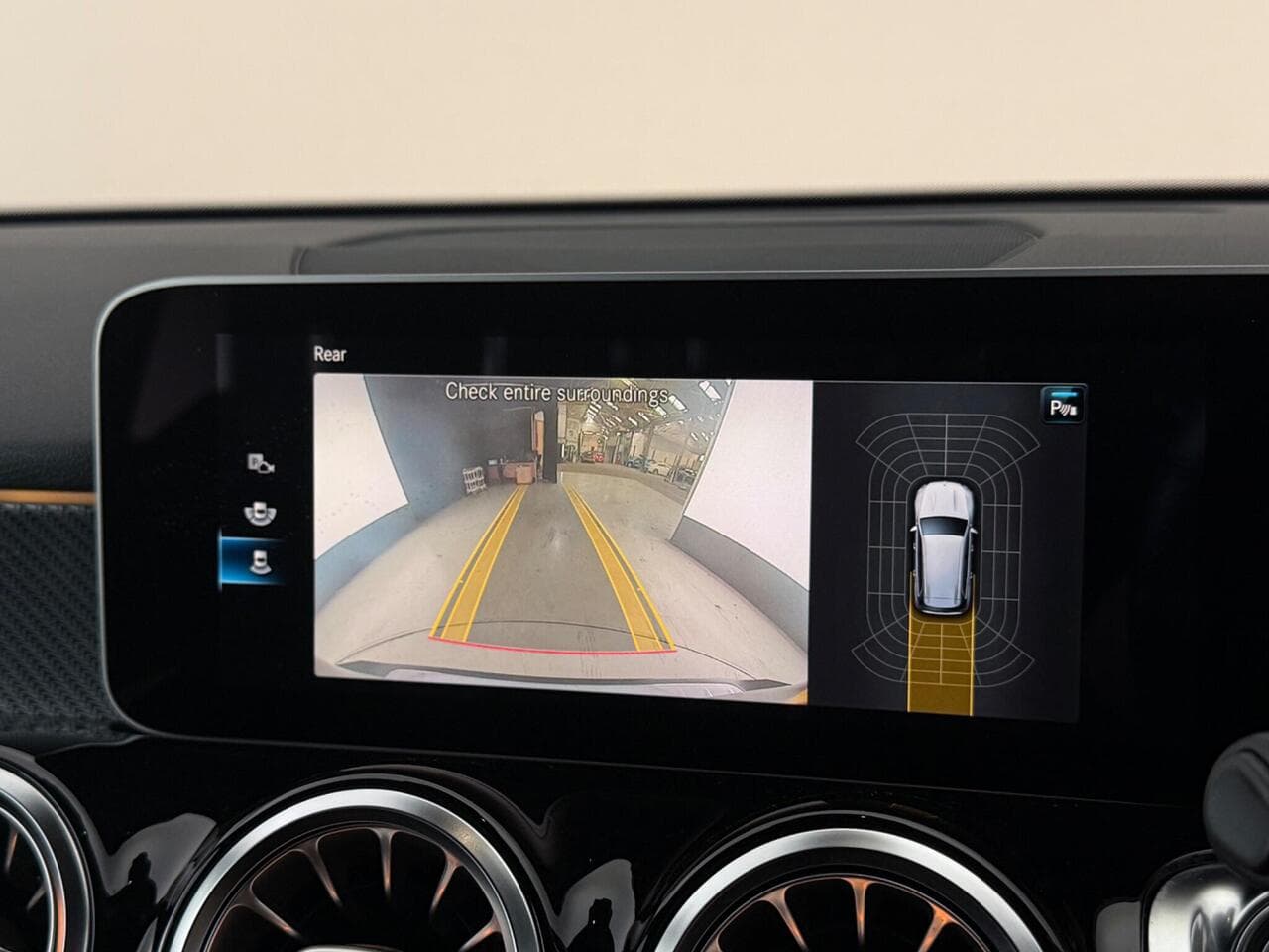 Mercedes-Benz GLB thumbnail Infotainment System