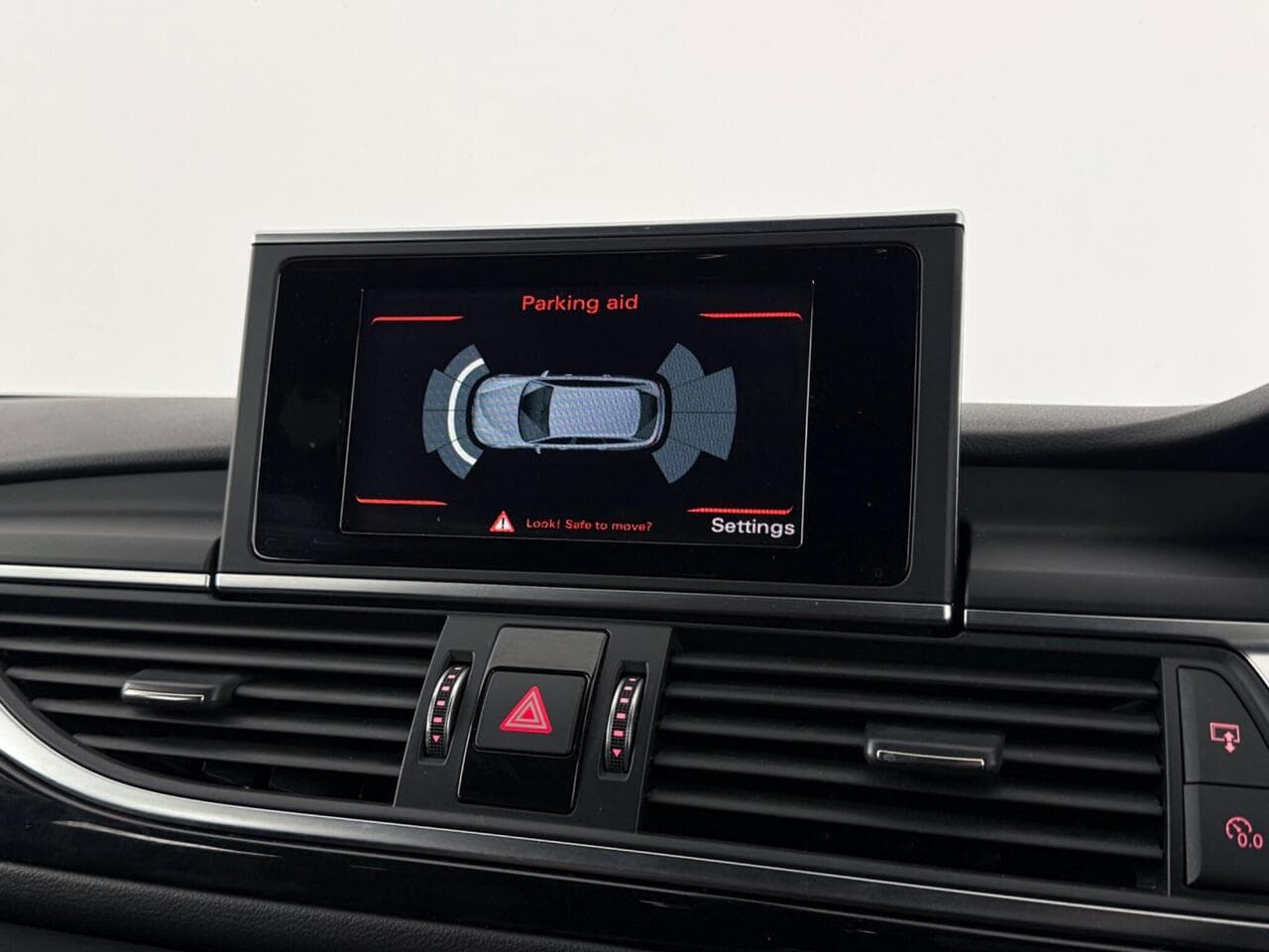 Audi A6 Avant thumbnail Infotainment System