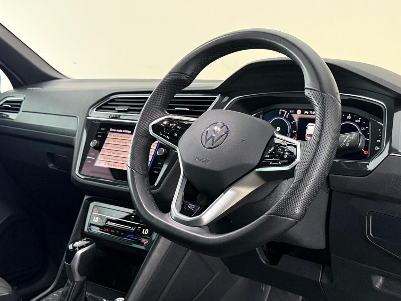 Volkswagen Tiguan thumbnail Steering Wheel