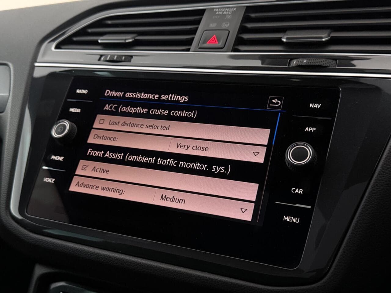 Volkswagen Tiguan thumbnail Infotainment System