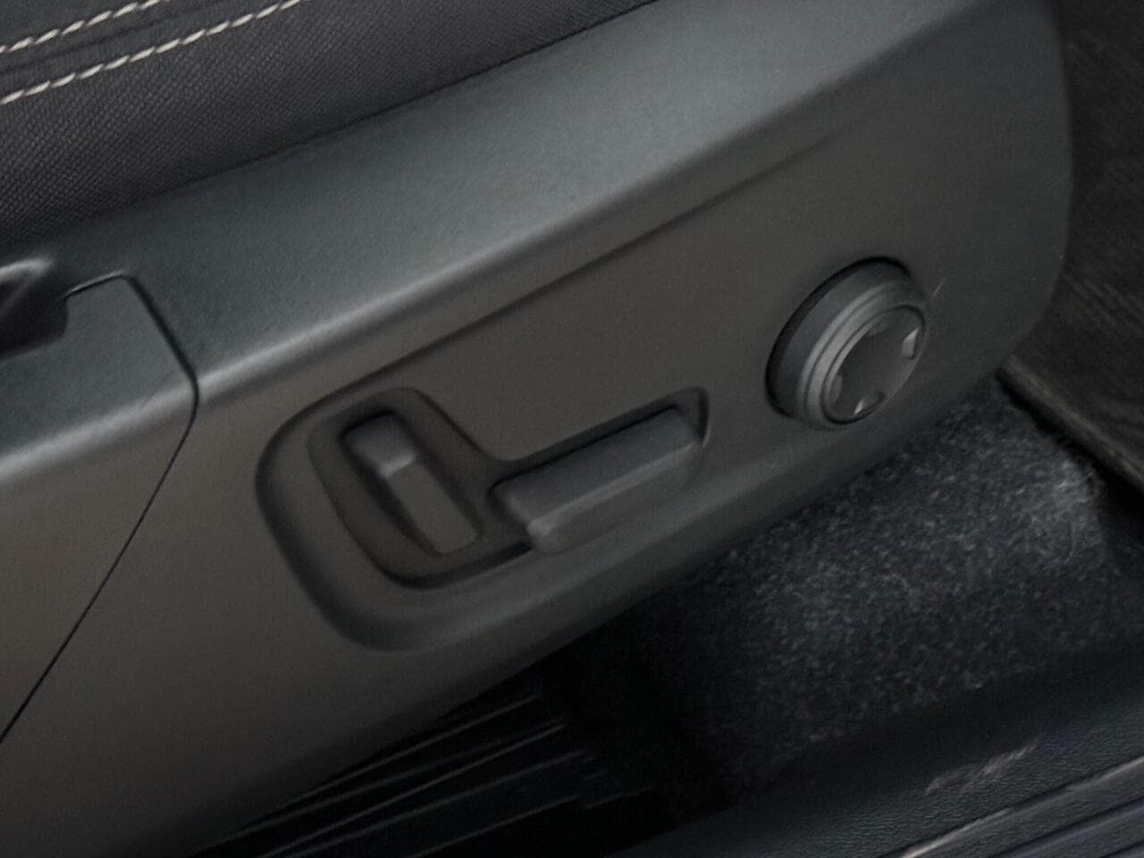 Volvo XC40 thumbnail Misc Controls