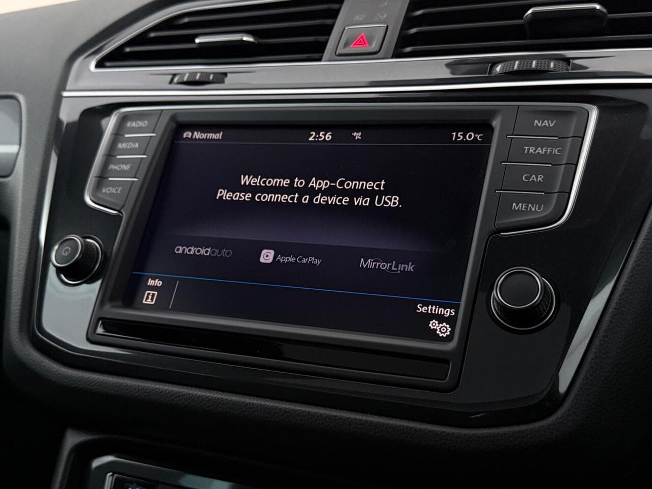 Volkswagen Tiguan thumbnail Infotainment System