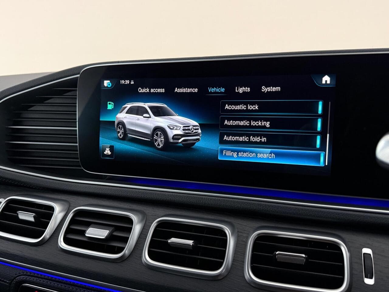 Mercedes-Benz GLE thumbnail Infotainment System