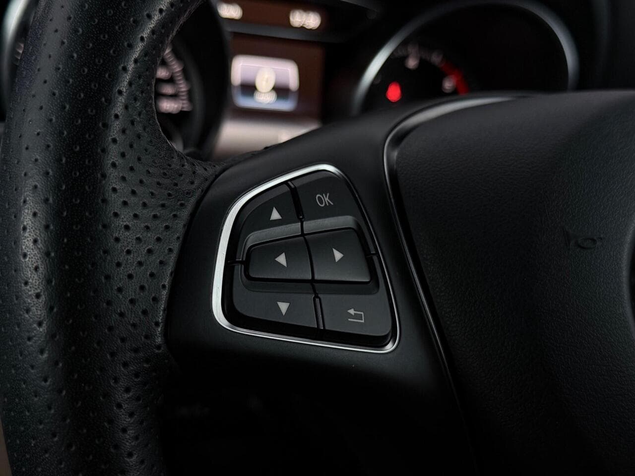 Mercedes-Benz GLA thumbnail Misc Controls