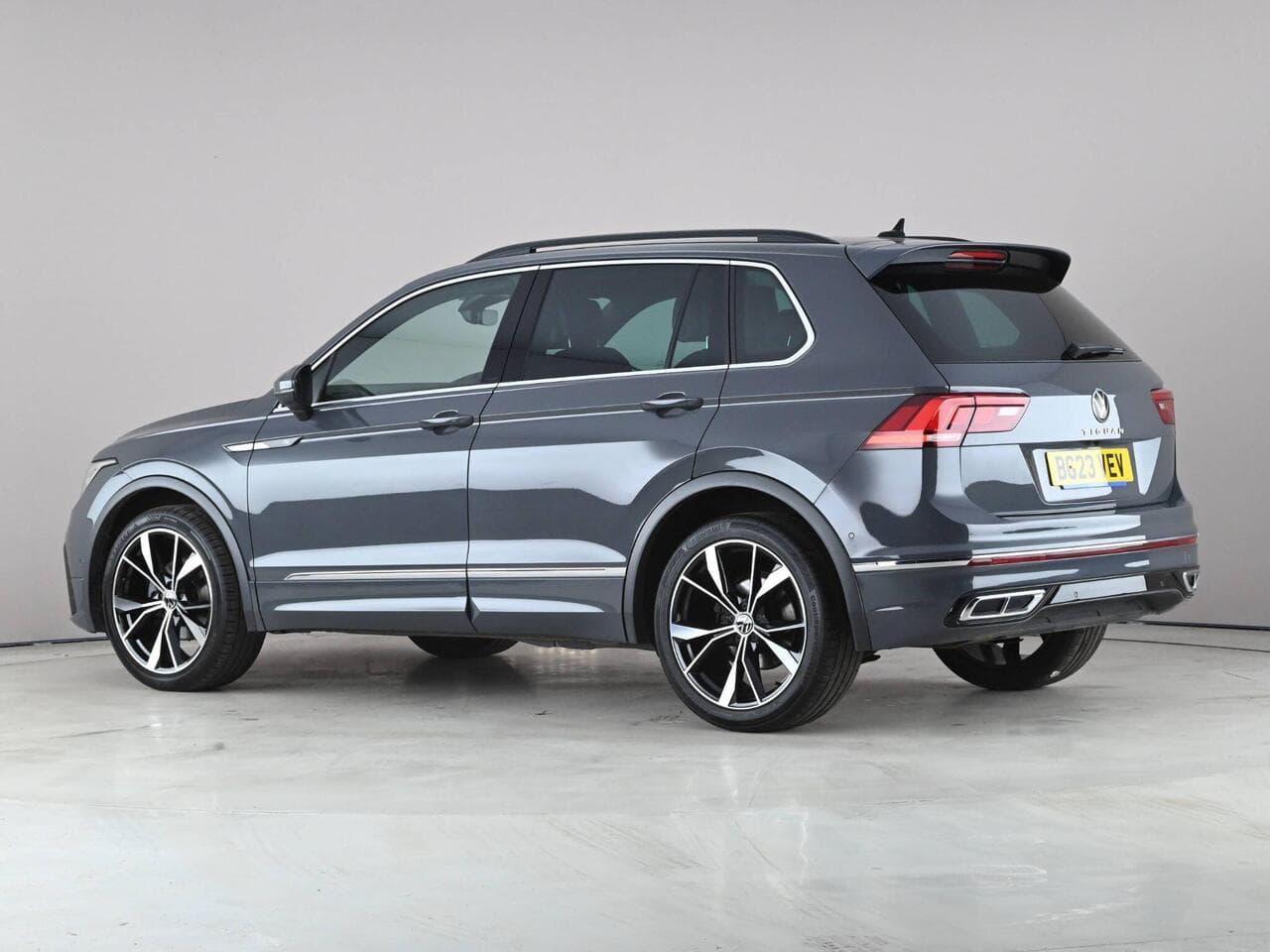 Volkswagen Tiguan thumbnail Side Left