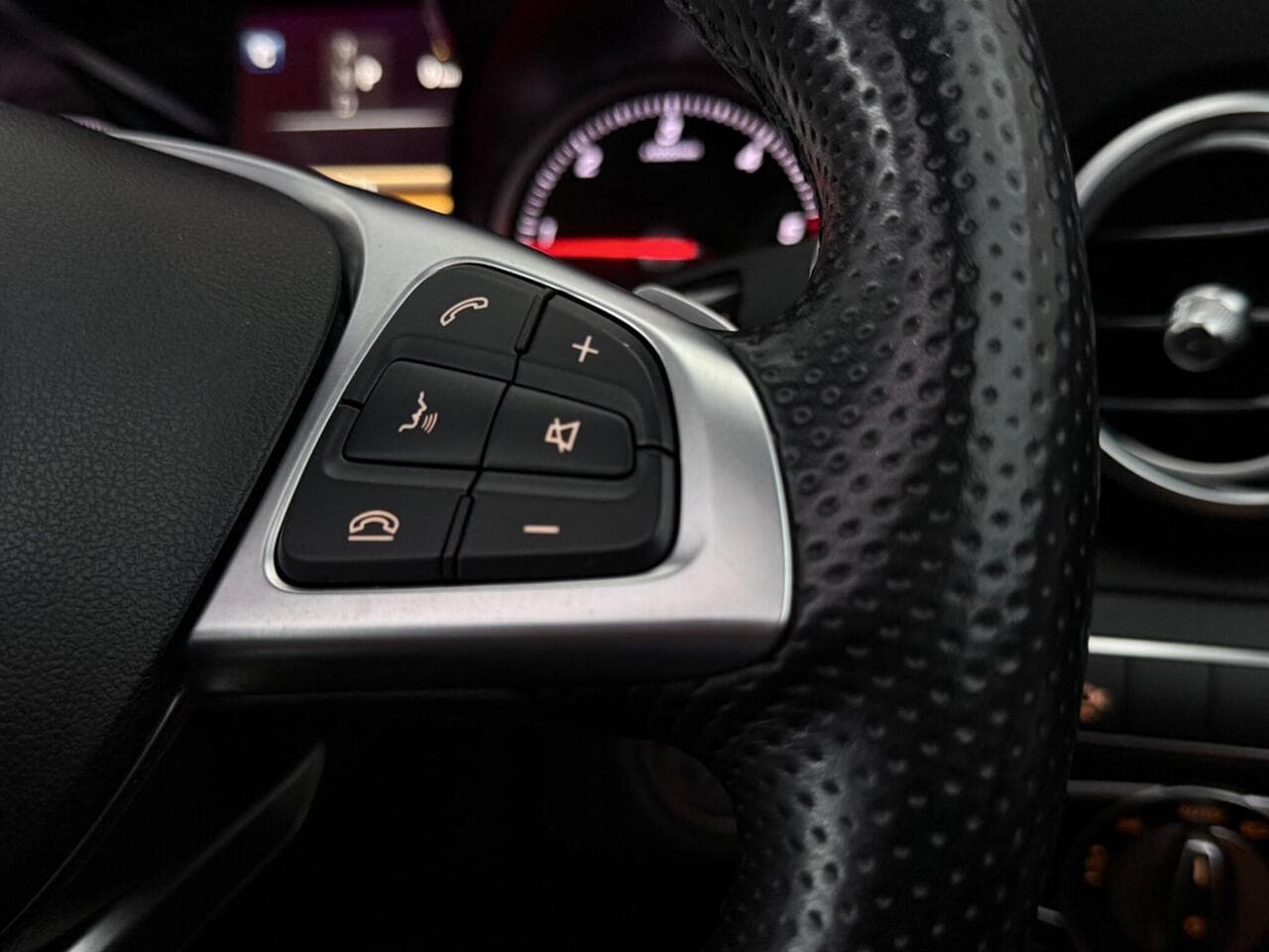 Mercedes-Benz GLC thumbnail Misc Controls