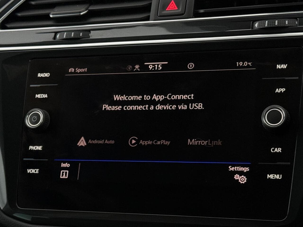 Volkswagen Tiguan thumbnail Infotainment System