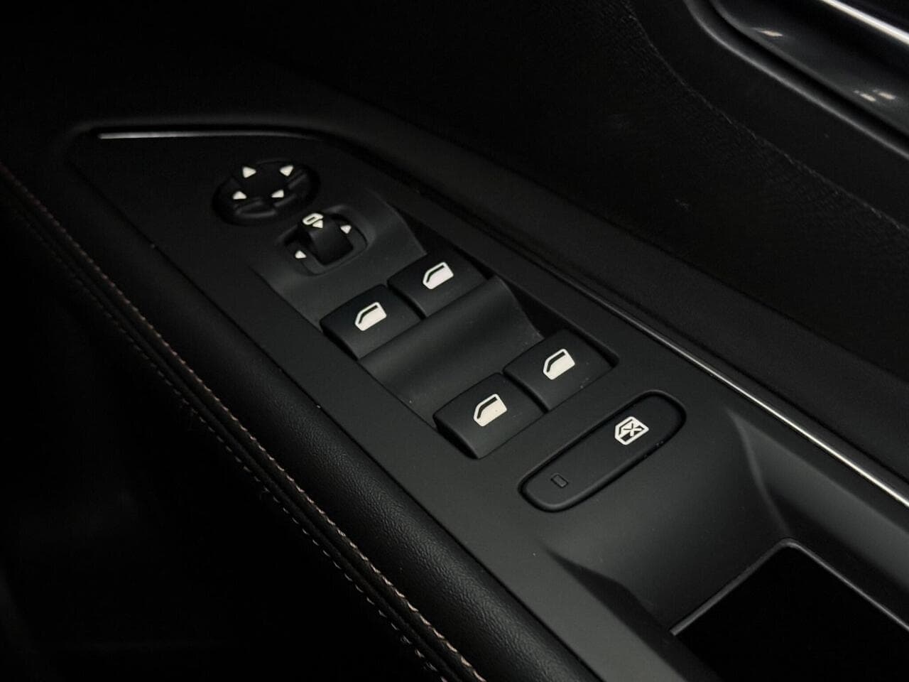 Peugeot 5008 thumbnail Misc Controls