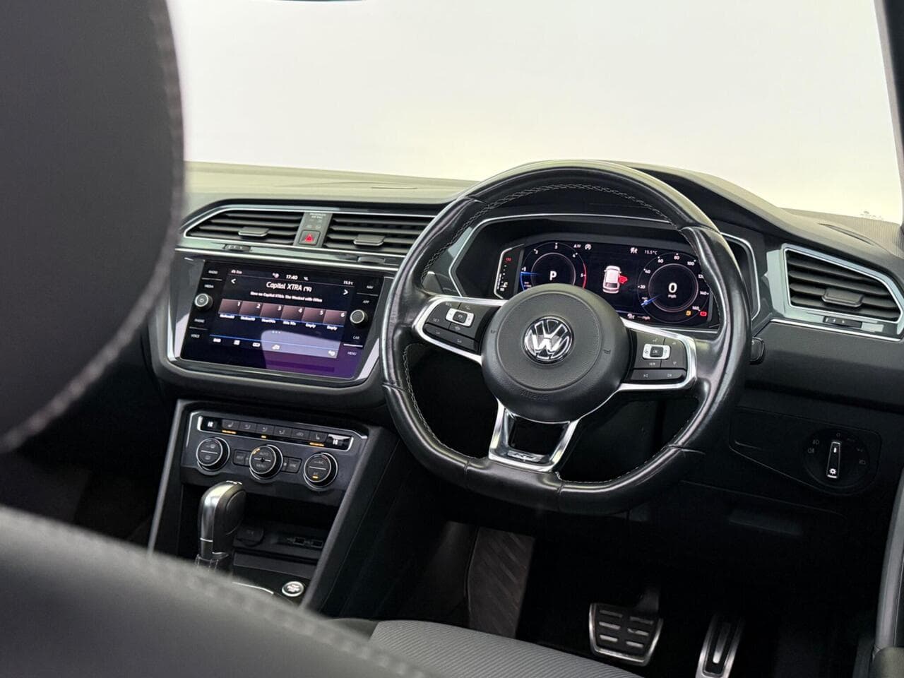 Volkswagen Tiguan thumbnail Interior Front