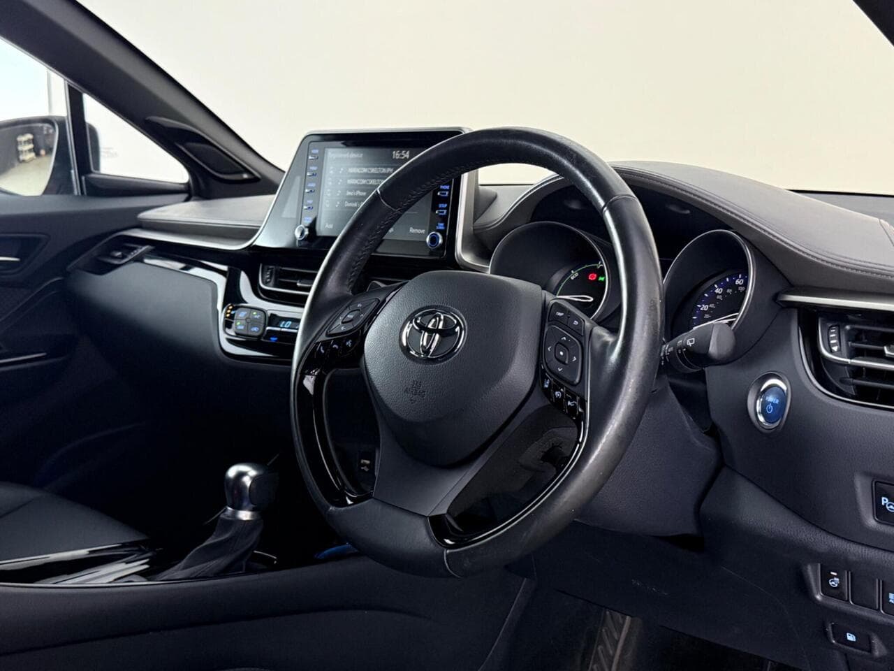 Toyota C-HR thumbnail Interior Front