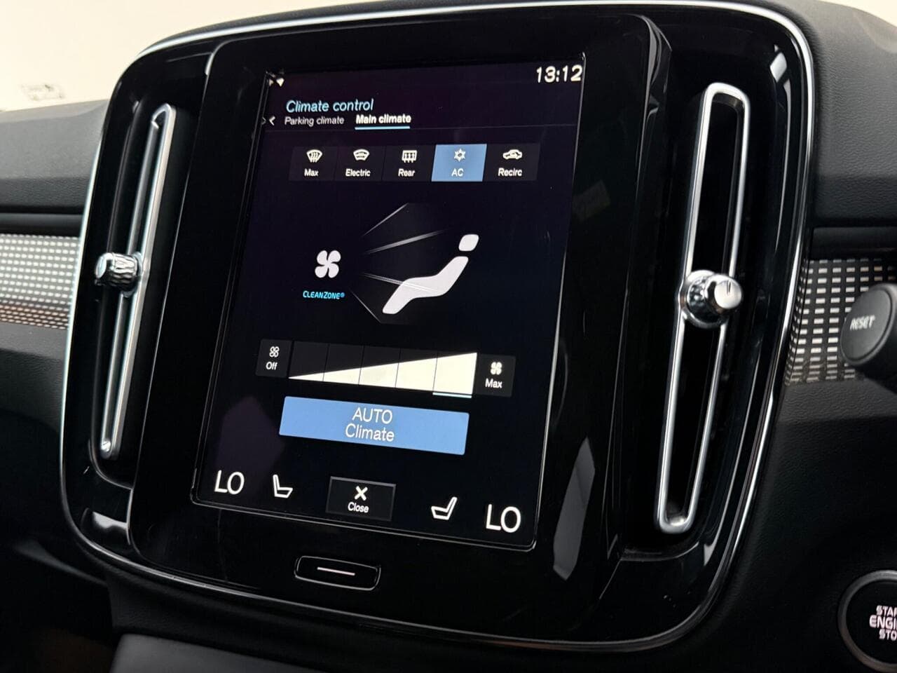 Volvo XC40 thumbnail Infotainment System