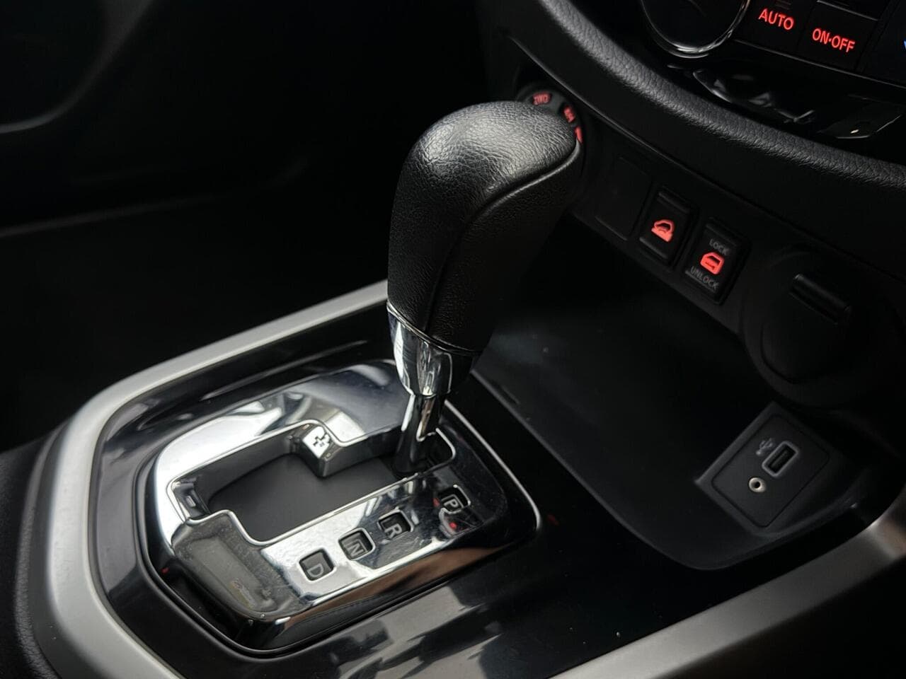Nissan Navara thumbnail Interior Front