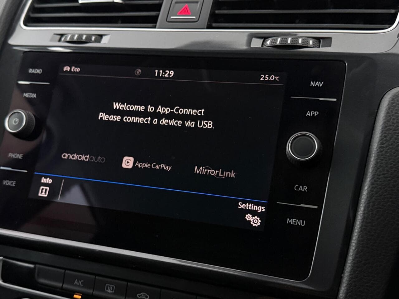 Volkswagen Golf thumbnail Infotainment System