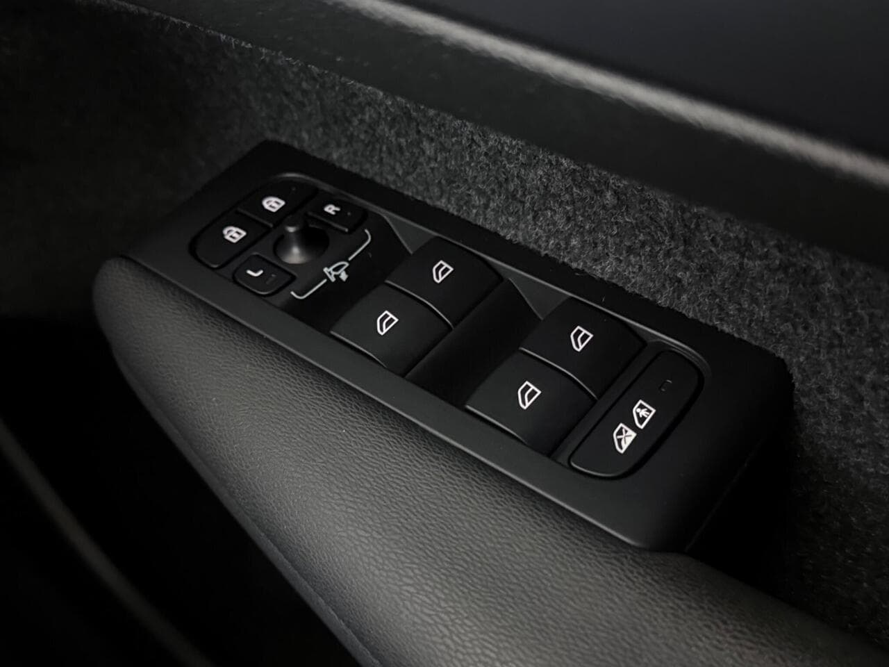 Volvo XC40 thumbnail Misc Controls
