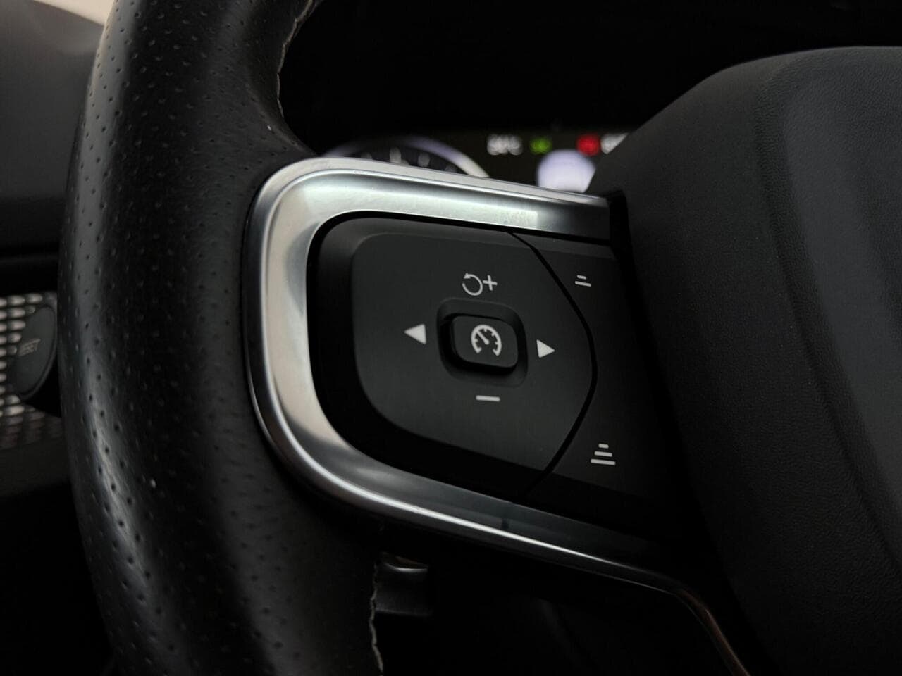 Volvo XC40 thumbnail Misc Controls