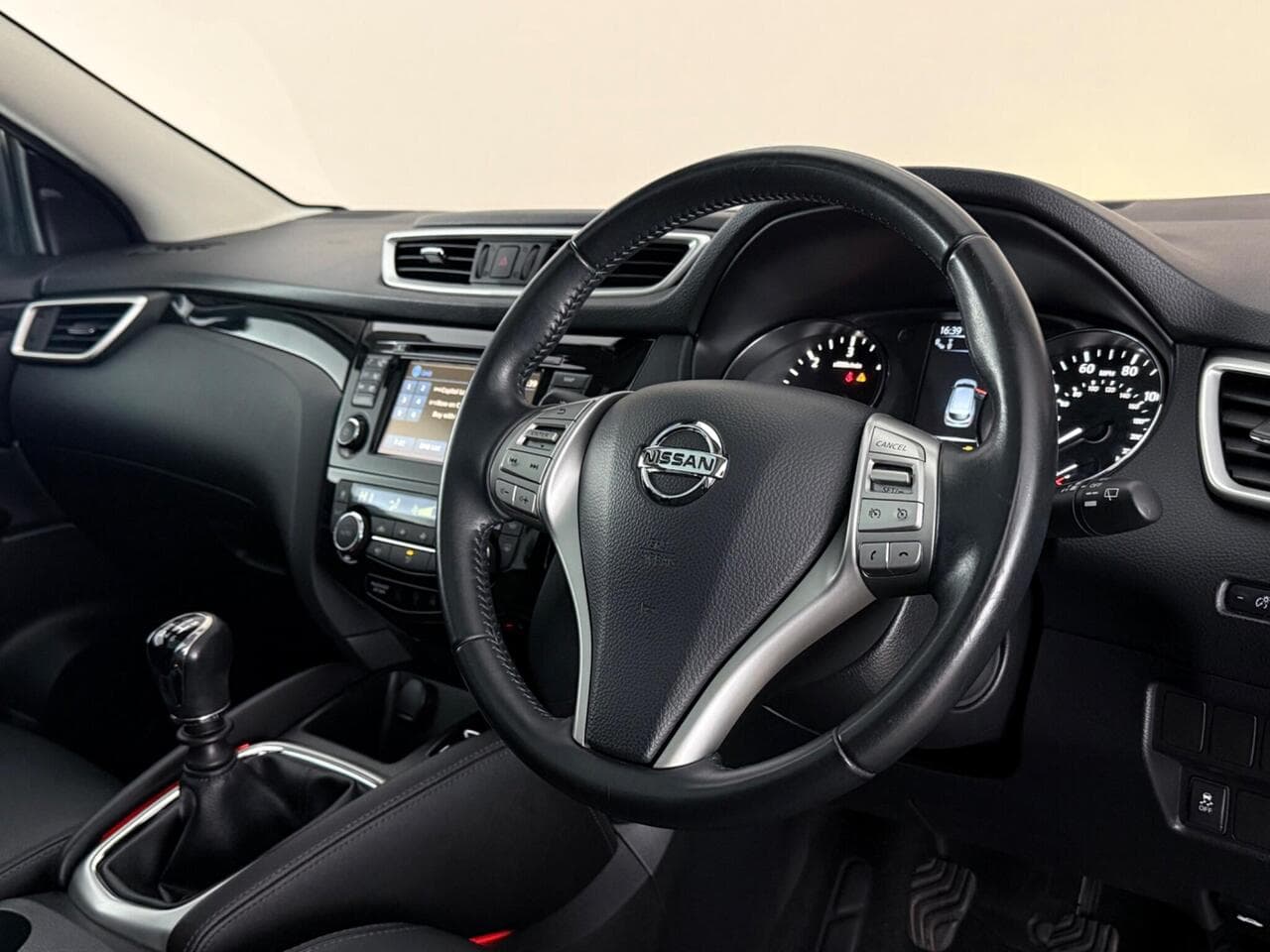 Nissan Qashqai thumbnail Interior Front