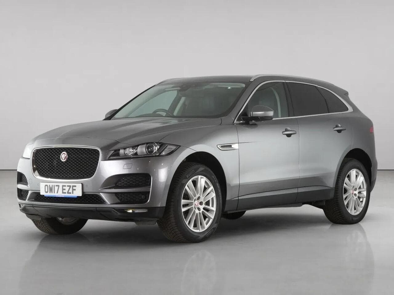 Jaguar F-PACE thumbnail Front Left