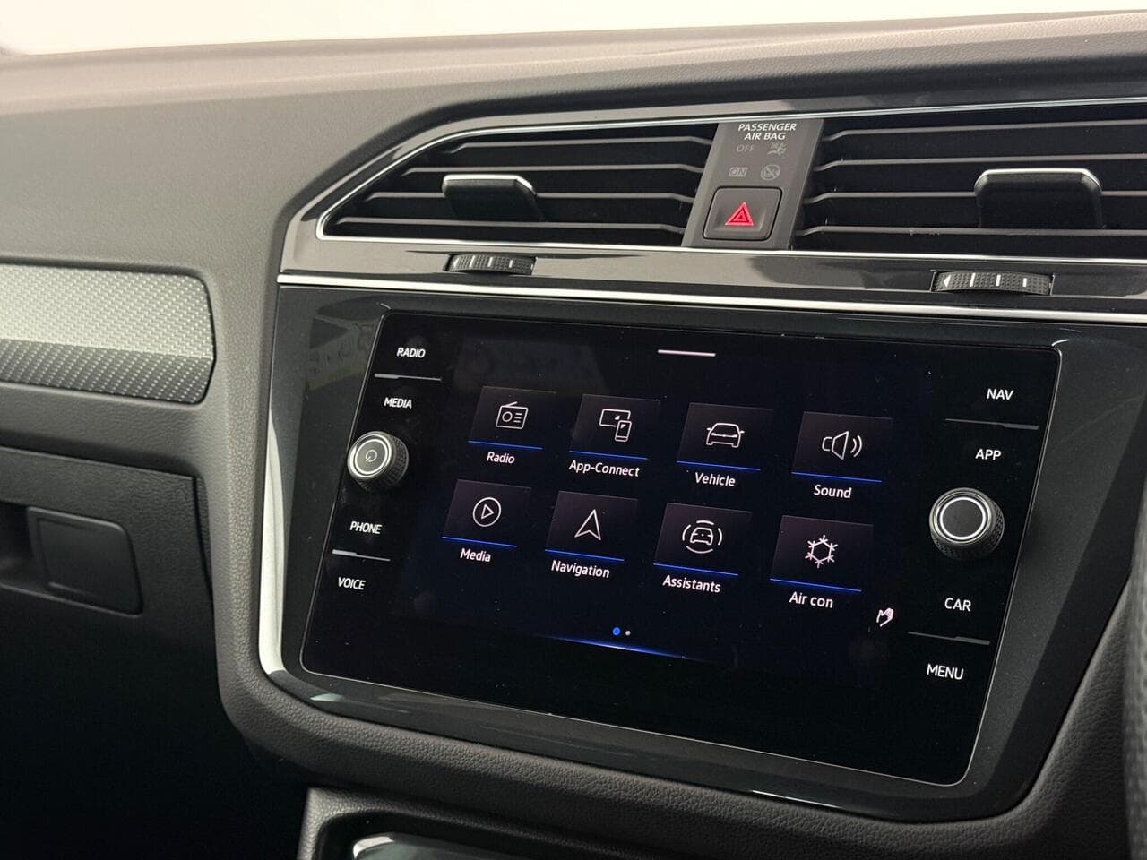 Volkswagen Tiguan thumbnail Infotainment System