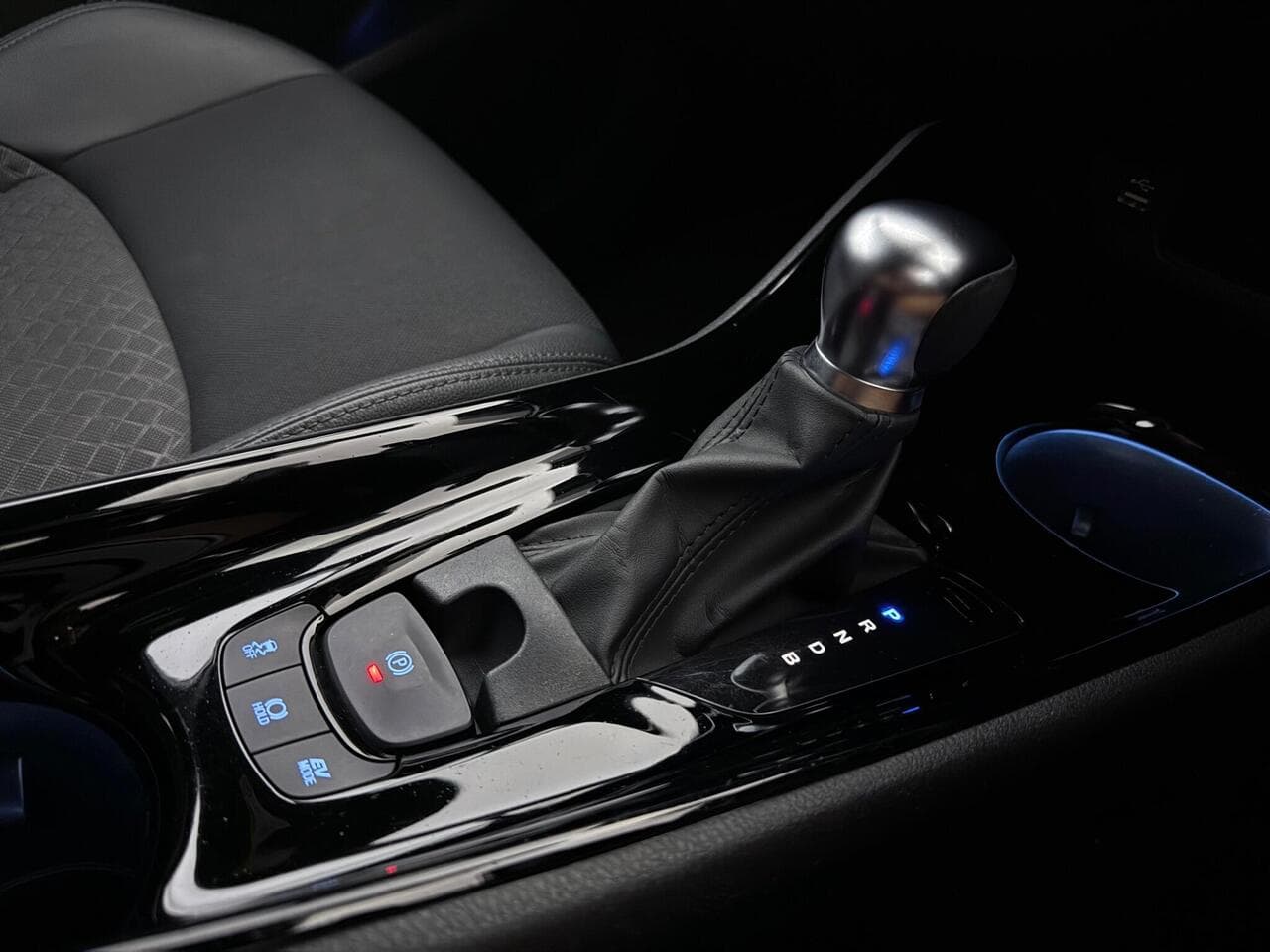Toyota C-HR thumbnail Interior Front