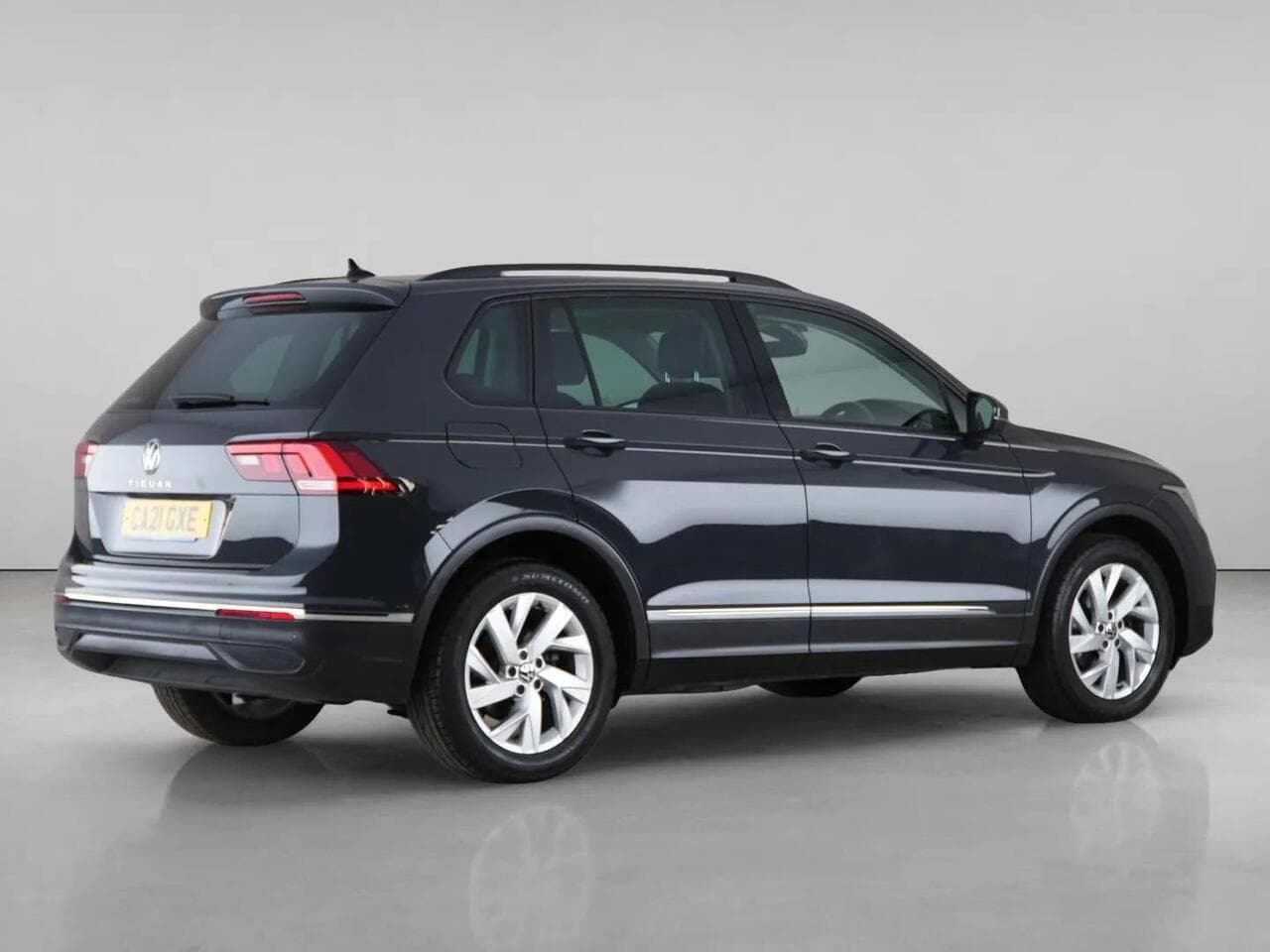 Volkswagen Tiguan thumbnail Rear Right