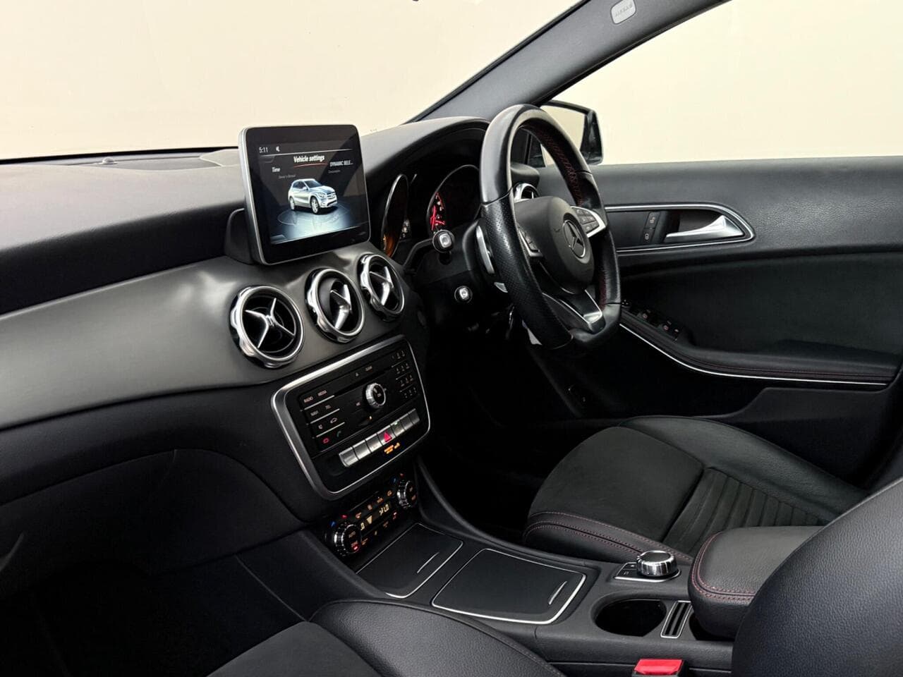 Mercedes-Benz GLA thumbnail Interior Front