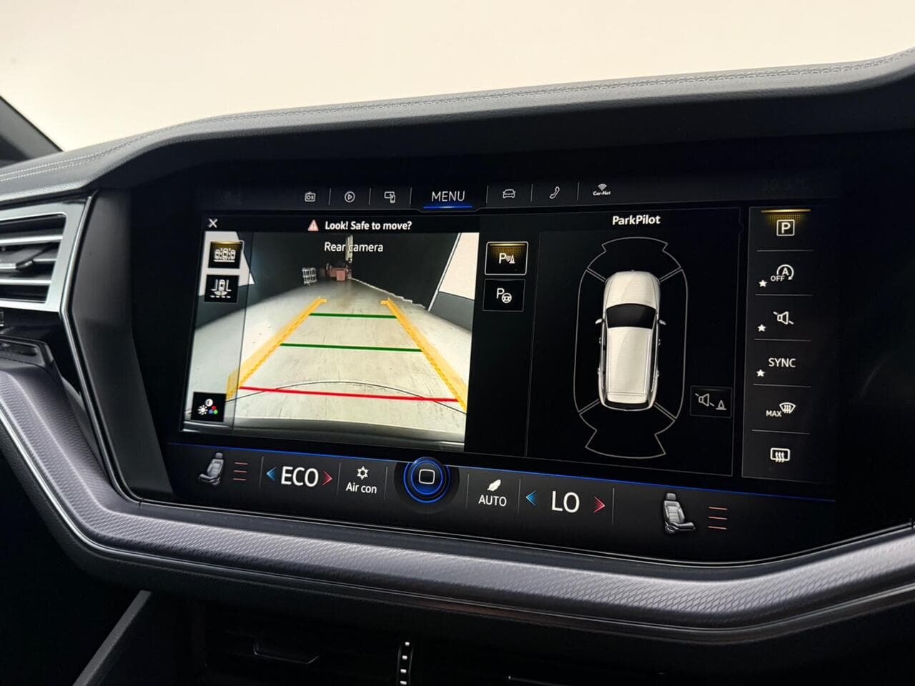 Volkswagen Touareg thumbnail Infotainment System