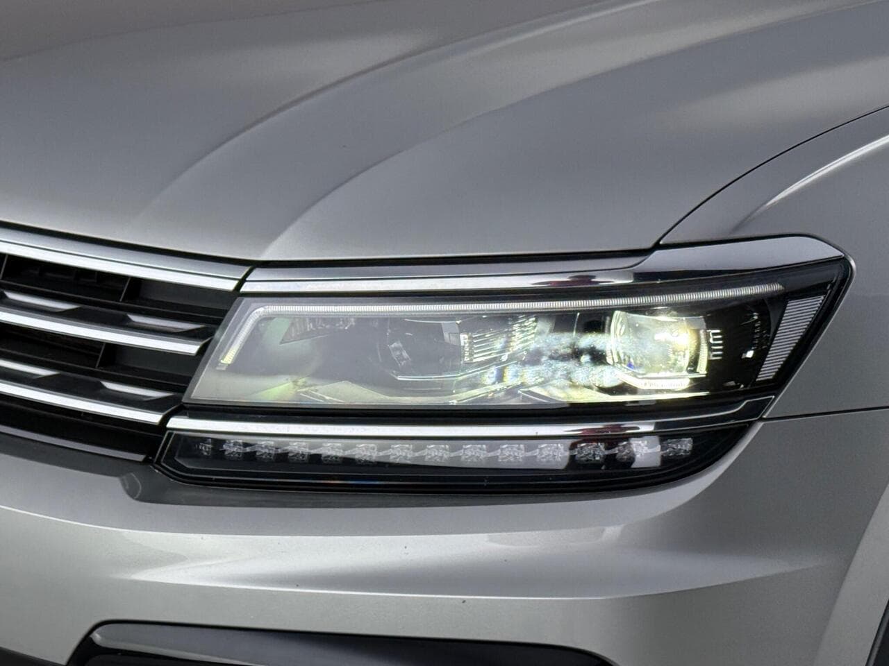 Volkswagen Tiguan thumbnail Lights Front