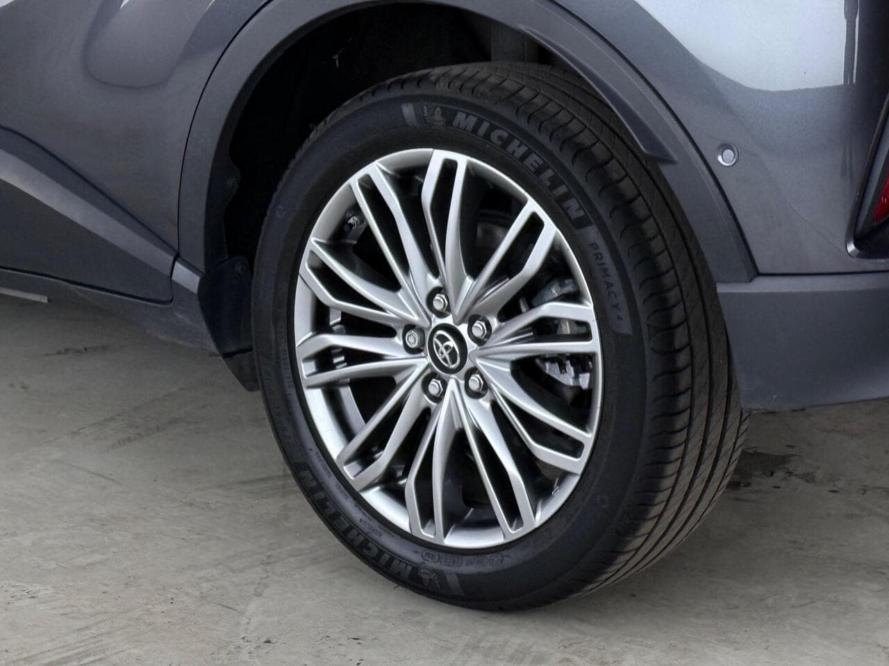 Toyota C-HR thumbnail Wheel