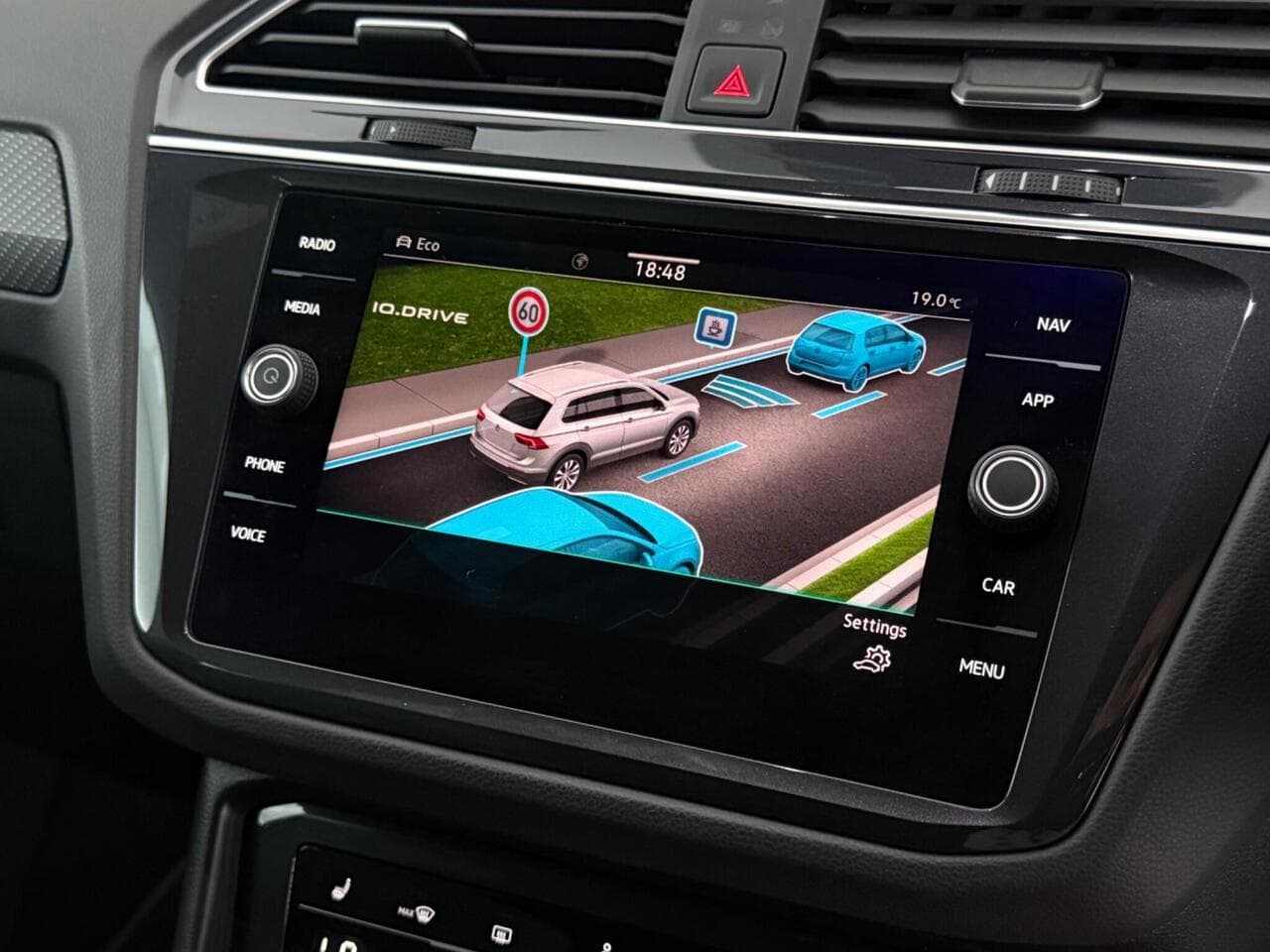 Volkswagen Tiguan thumbnail Infotainment System