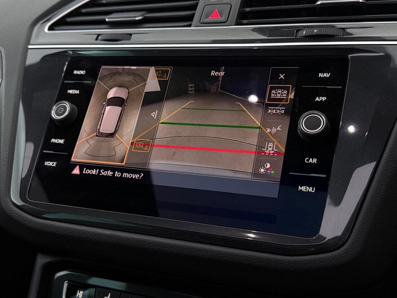 Volkswagen Tiguan thumbnail Infotainment System