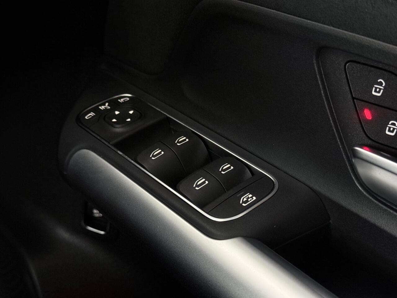 Mercedes-Benz GLA thumbnail Misc Controls