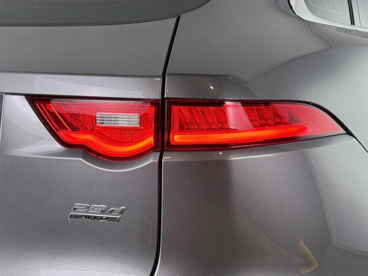 Jaguar F-PACE thumbnail Lights Rear