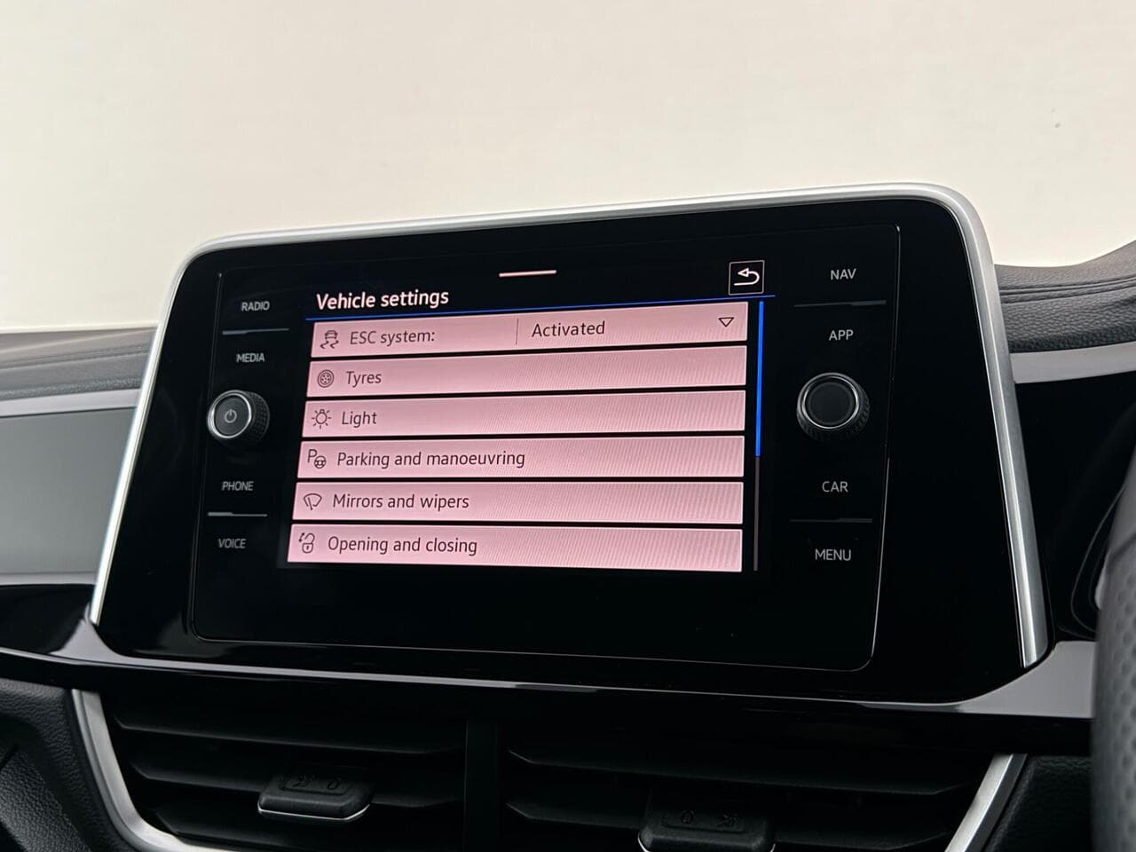 Volkswagen T-Roc thumbnail Infotainment System