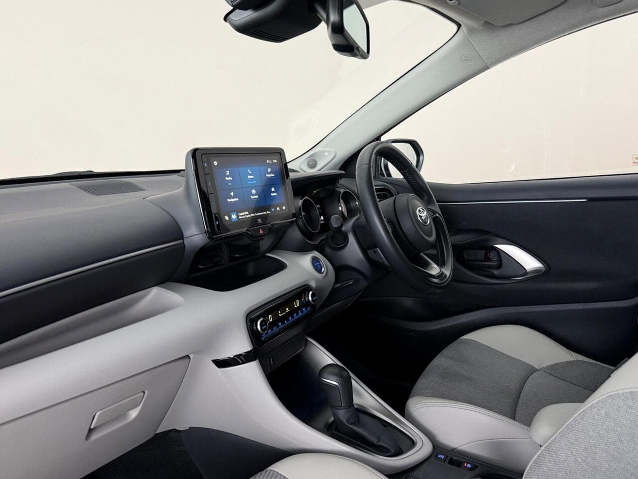 Toyota Yaris thumbnail Interior Front