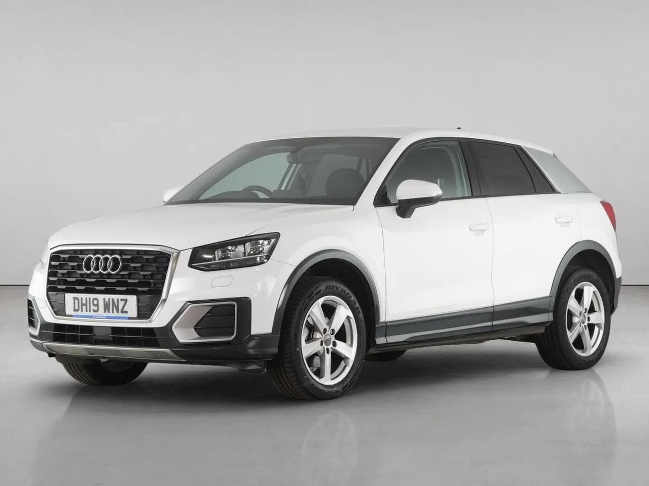 Audi Q2 thumbnail Front Left