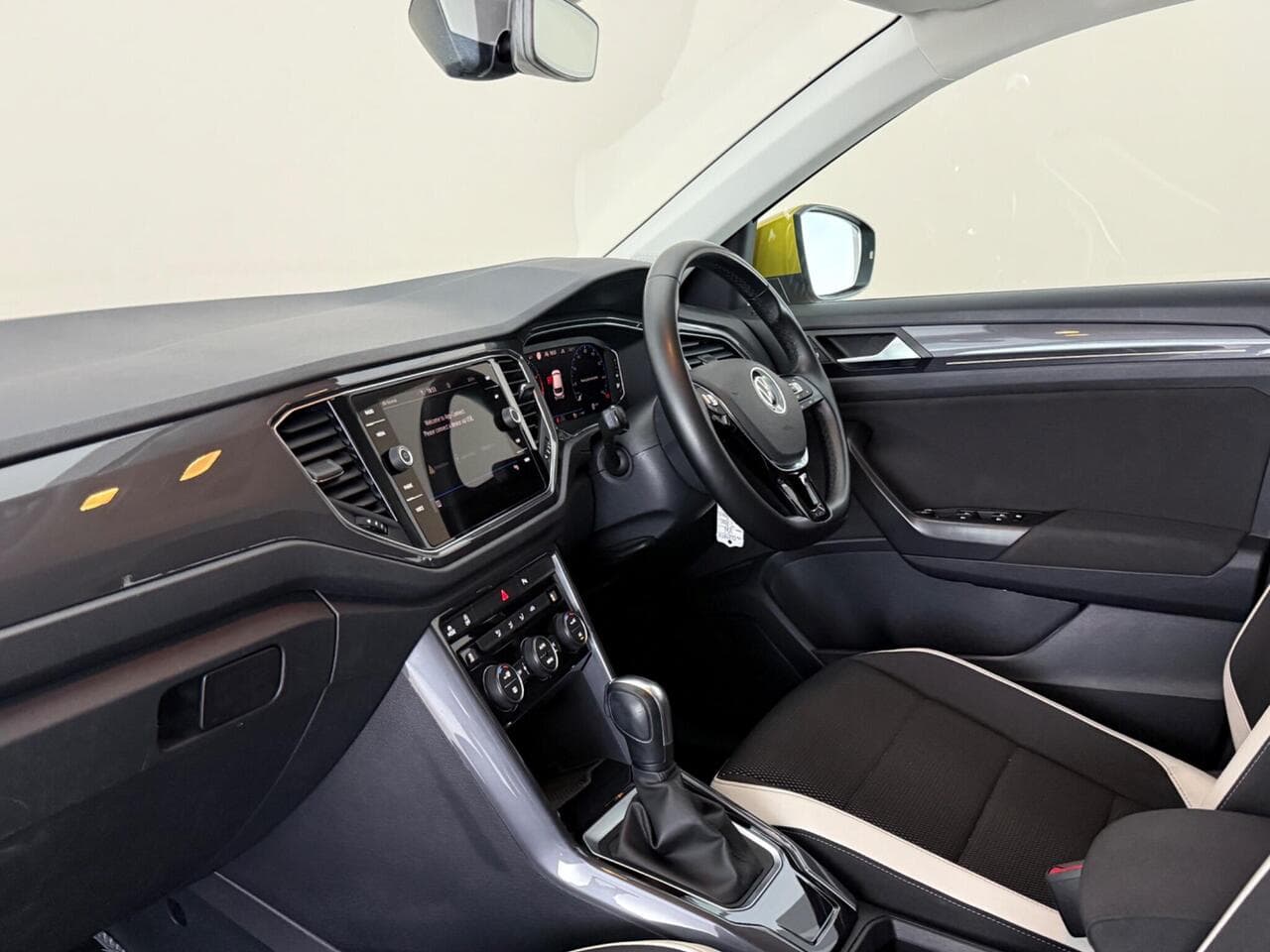 Volkswagen T-Roc thumbnail Interior Front