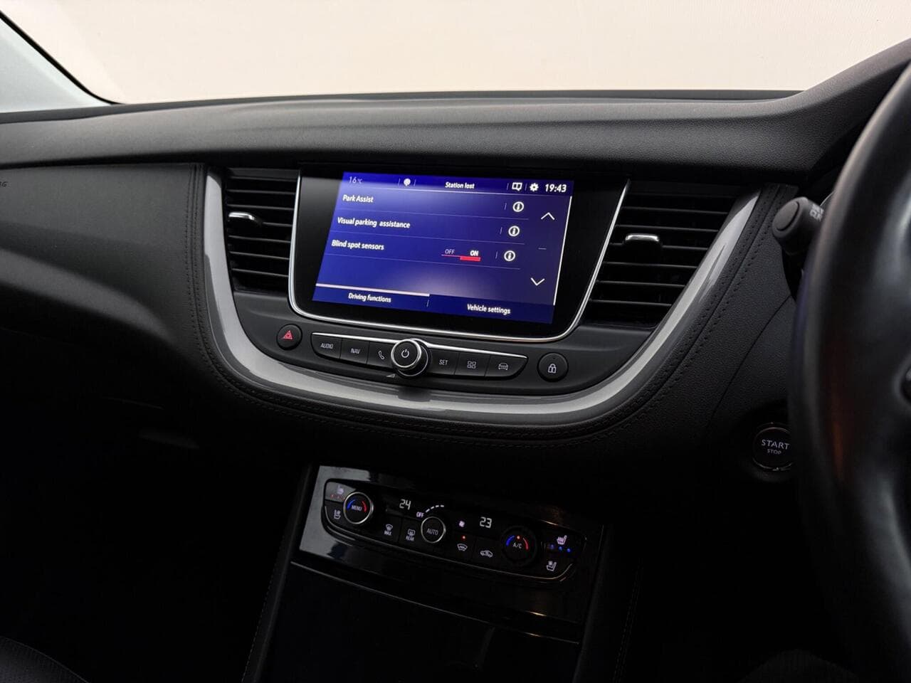 Vauxhall Grandland X thumbnail Infotainment System